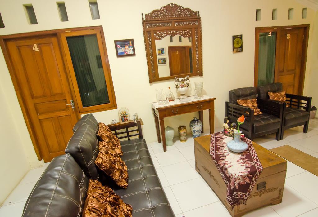 Pendopo Andari Homestay Джок'якарта Екстер'єр фото